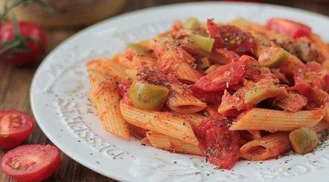 Penne with tuna, anchovies and tomatoes