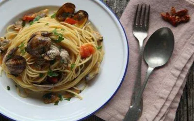 Tagliolini with clams and red cherry tomatoes